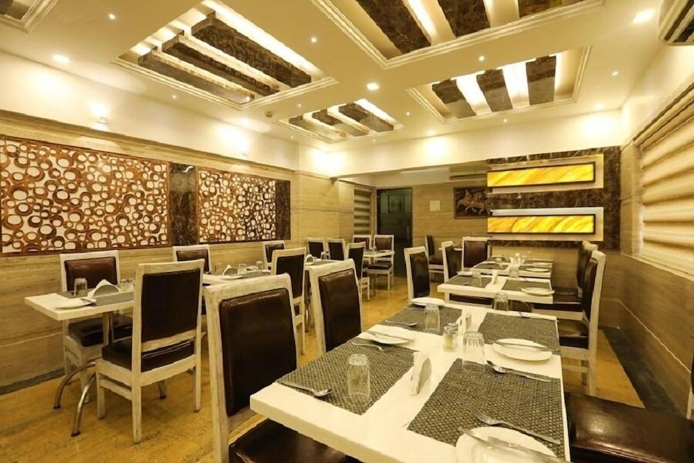 Jyoti Dwelling Hotel Мумбай Екстериор снимка