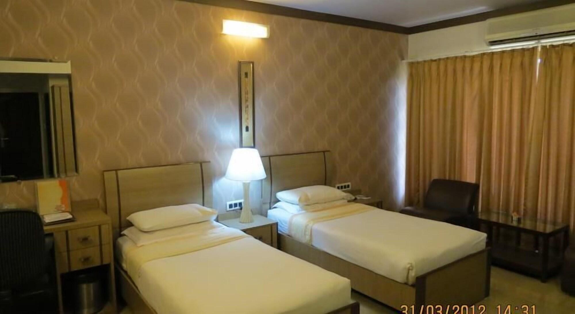 Jyoti Dwelling Hotel Мумбай Екстериор снимка
