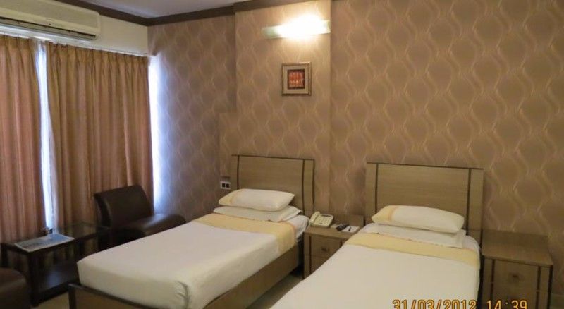 Jyoti Dwelling Hotel Мумбай Екстериор снимка
