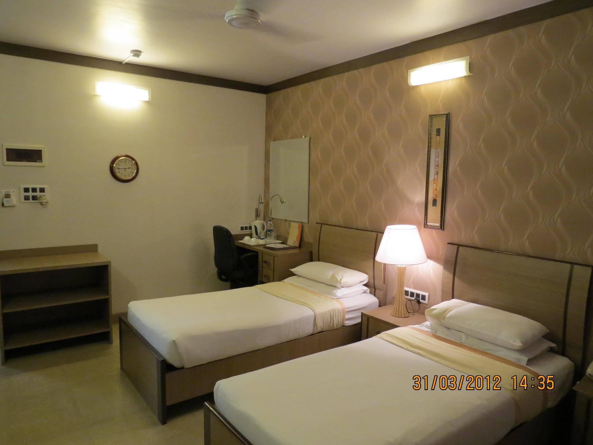 Jyoti Dwelling Hotel Мумбай Екстериор снимка