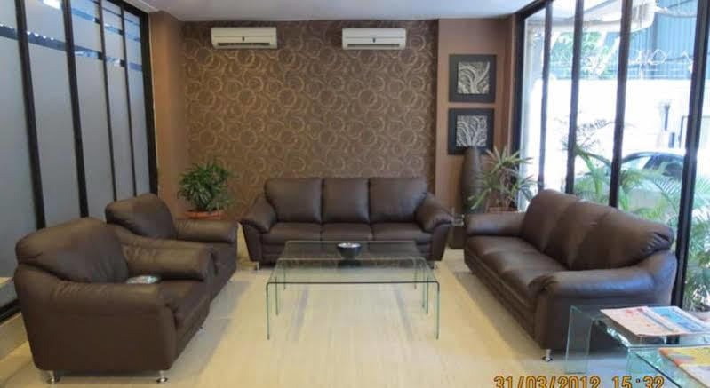 Jyoti Dwelling Hotel Мумбай Екстериор снимка