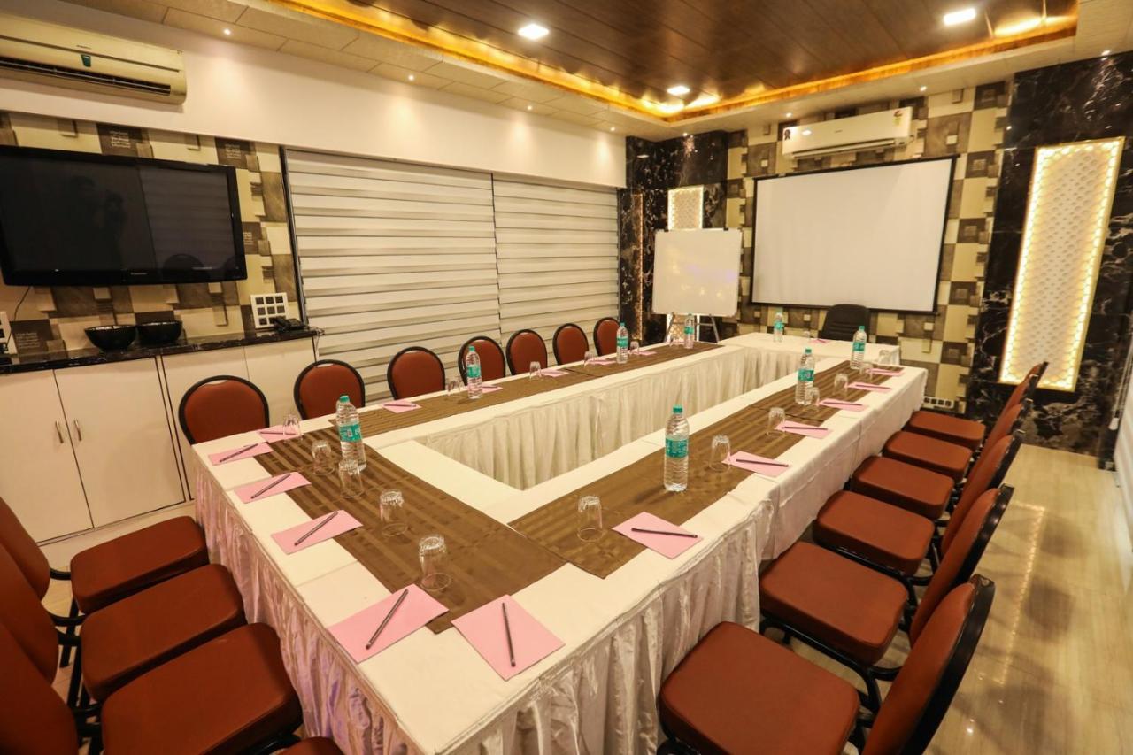 Jyoti Dwelling Hotel Мумбай Екстериор снимка