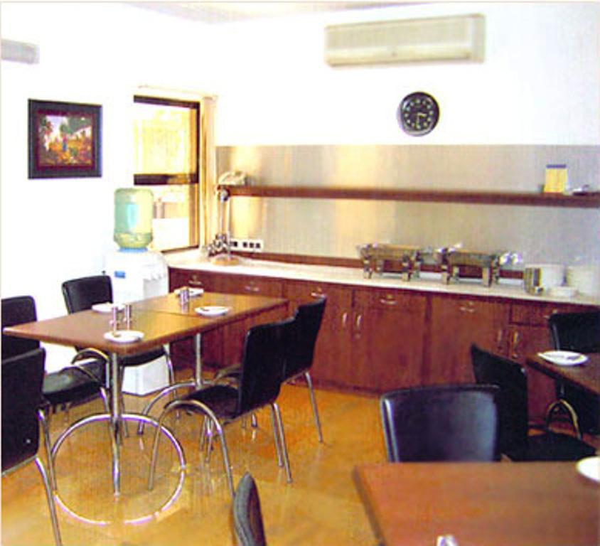 Jyoti Dwelling Hotel Мумбай Екстериор снимка